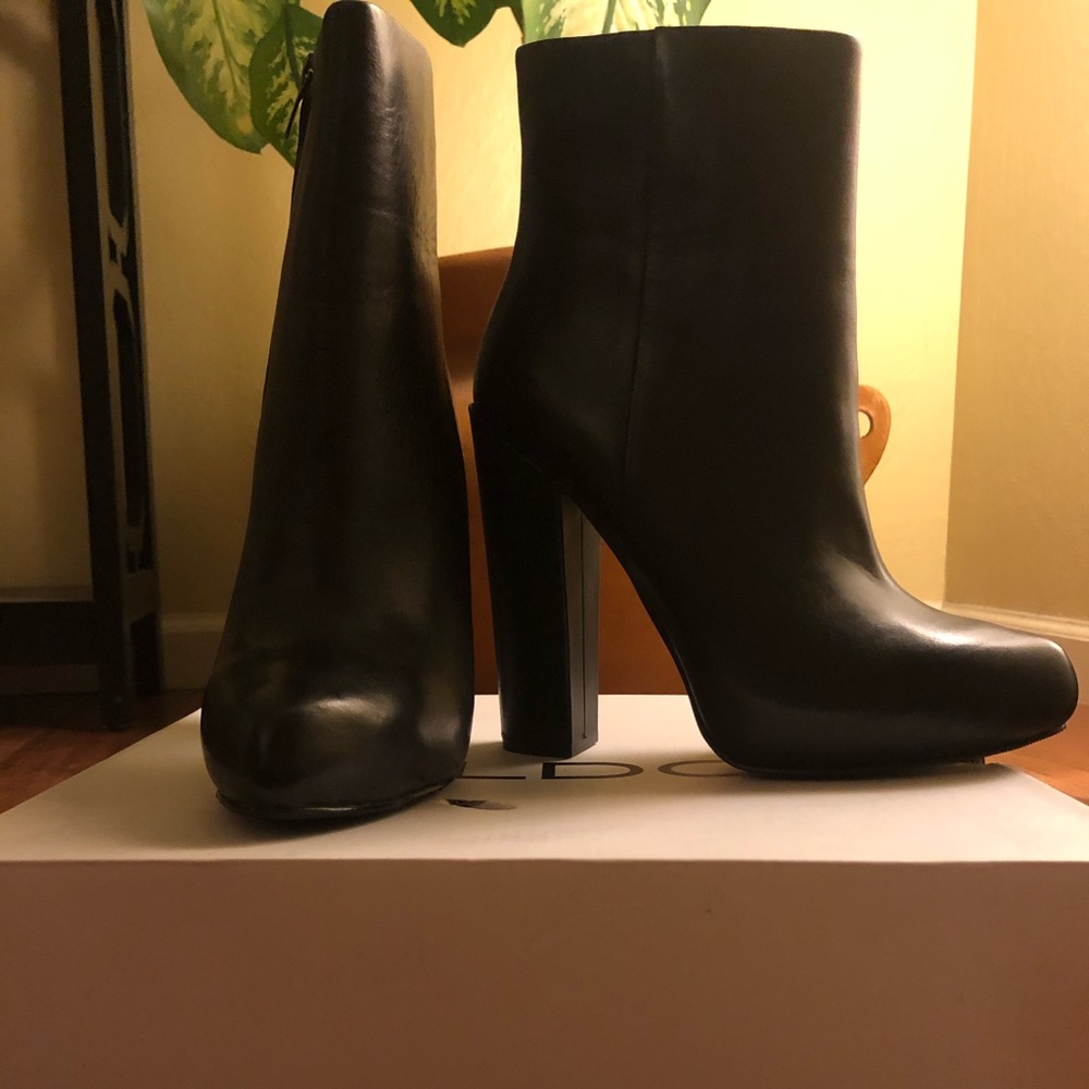 NEW NEVER WORN Black chunky heel booties